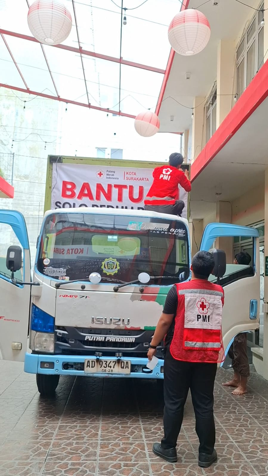 Bantuan PMI Kota Solo Kembali Beri Diapers dan Pakaian Dalam