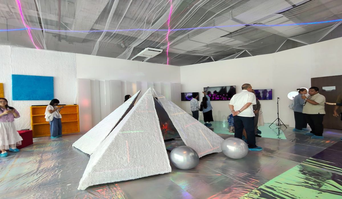 Naik ke Lantai 85, Nikmati Pameran Seni di Gedung Tertinggi